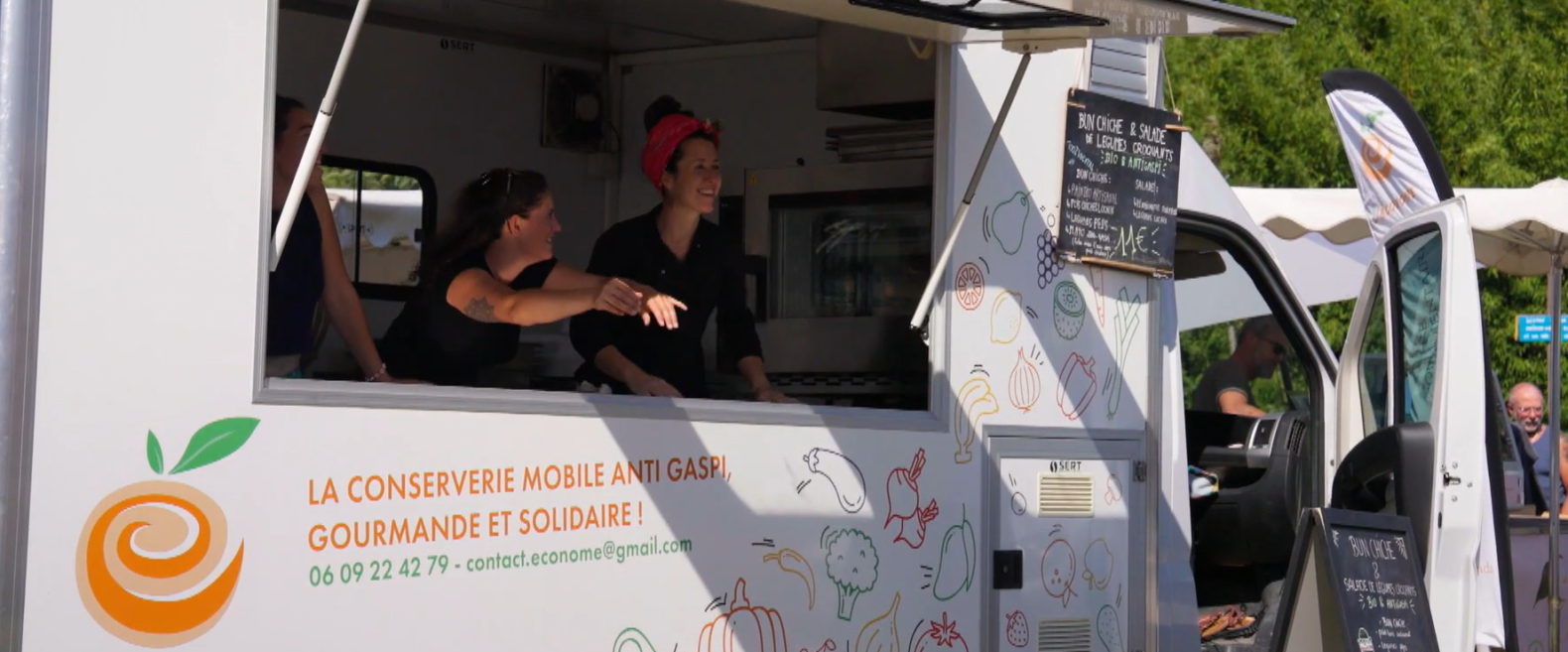 Les trois jeunes femmes, Julie, Valentina et Anne-Lise, soulèvent l’auvent de leur camionnette siglée au nom de l’association